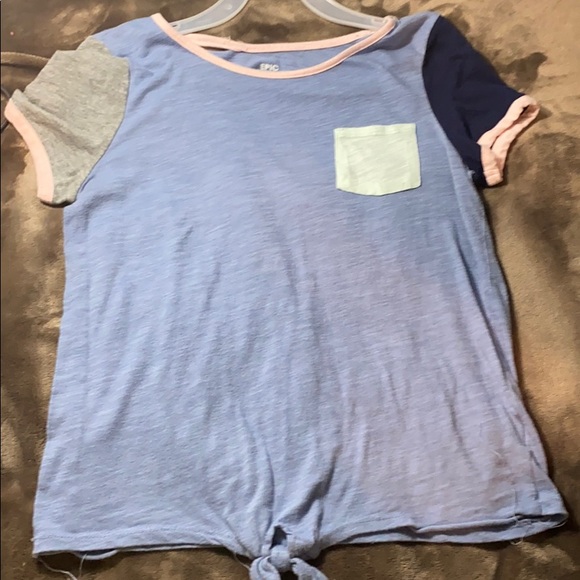 hello i am gonna be selling this shirt for $17. - Picture 1 of 1